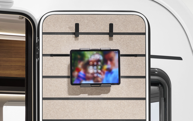 Whether indoors or outdoors – the tablet holder turns the comfort door into a small home cinema.