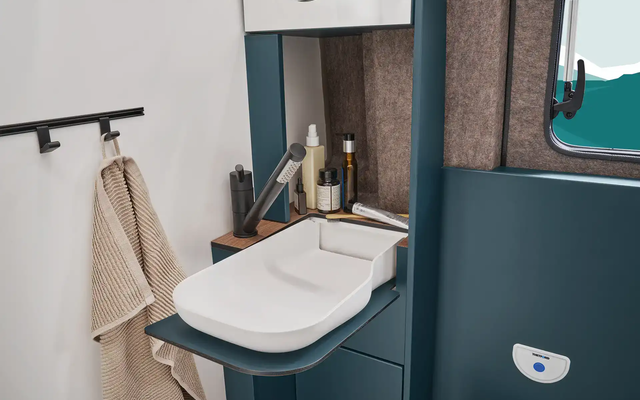 The practical multi-functional rail allows hooks or shelves to be attached and moved variably, so that everything can be stored neatly and within easy reach.