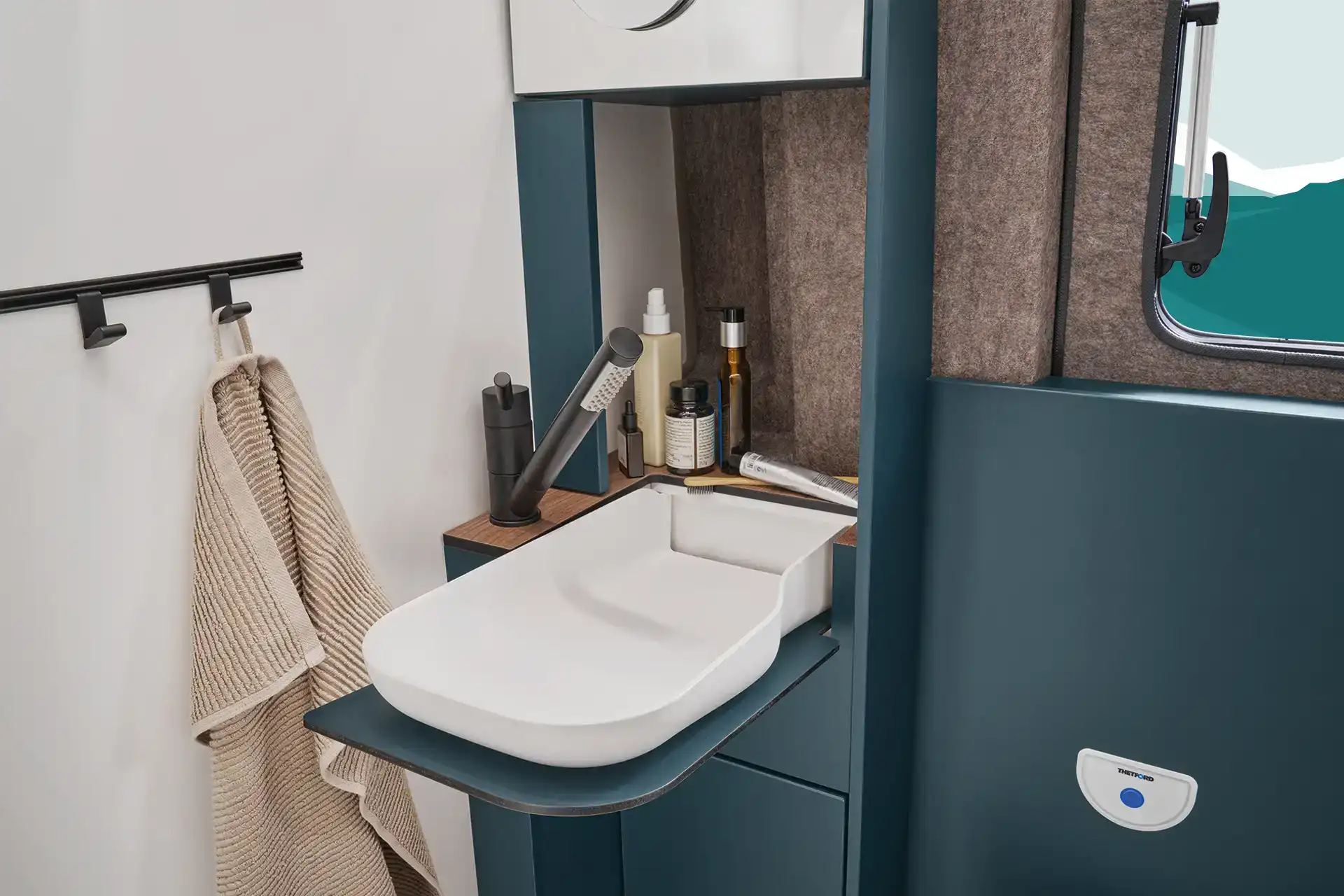 The practical multi-functional rail allows hooks or shelves to be attached and moved variably, so that everything can be stored neatly and within easy reach.