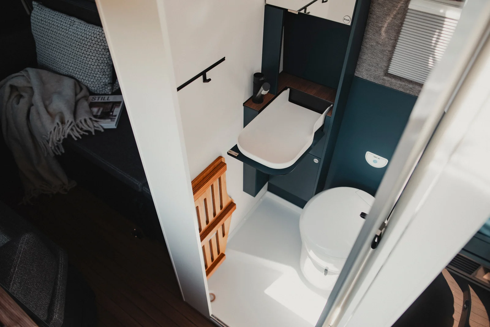 Small but mighty: The bathroom uses every centimeter efficiently and yet remains surprisingly comfortable.