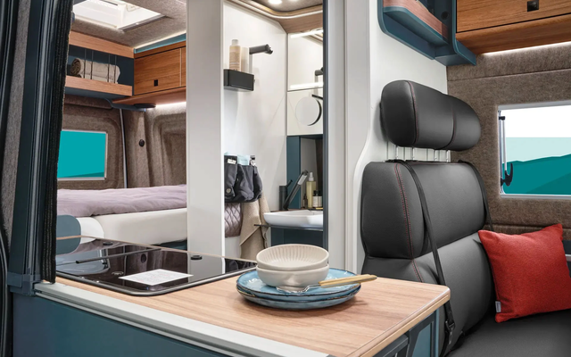 Everything in view: Kitchen, bathroom and bed are harmoniously and clearly arranged in the ERIBA Car 600.