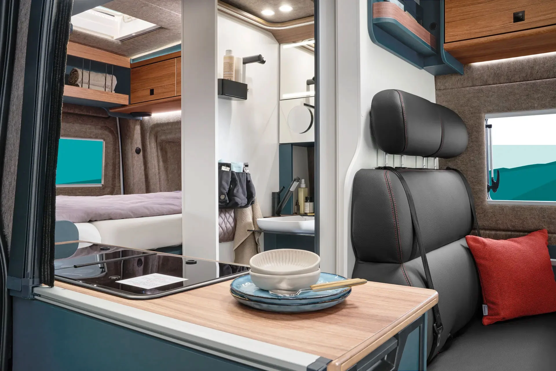 Everything in view: Kitchen, bathroom and bed are harmoniously and clearly arranged in the ERIBA Car 600.