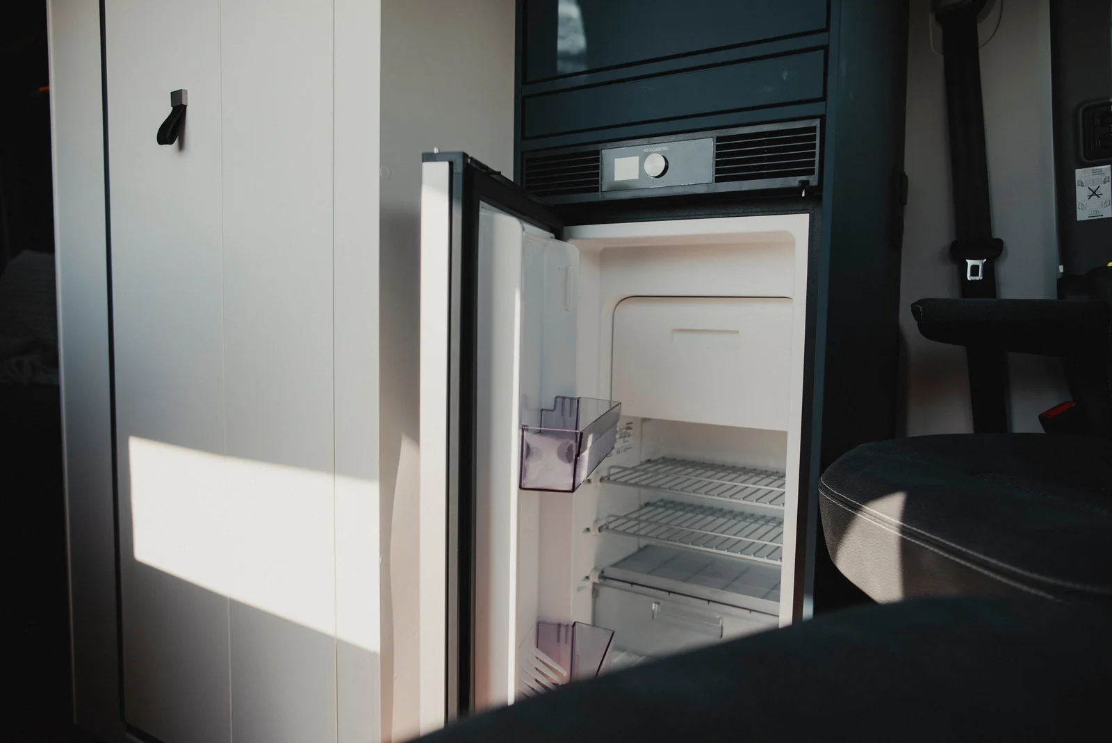 The practical double-hinged refrigerator in the ERIBA Car 602 keeps food reliably fresh and readily accessible even on the go.