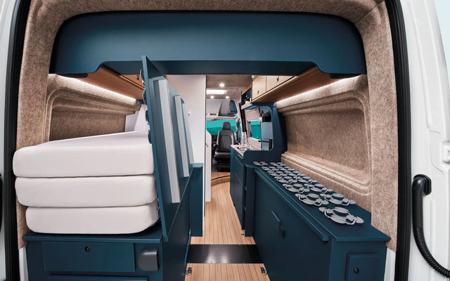 The rear transverse bed in the ERIBA Car 600 can be practically folded upwards, creating a freely accessible through-loading option and more freedom of movement.
