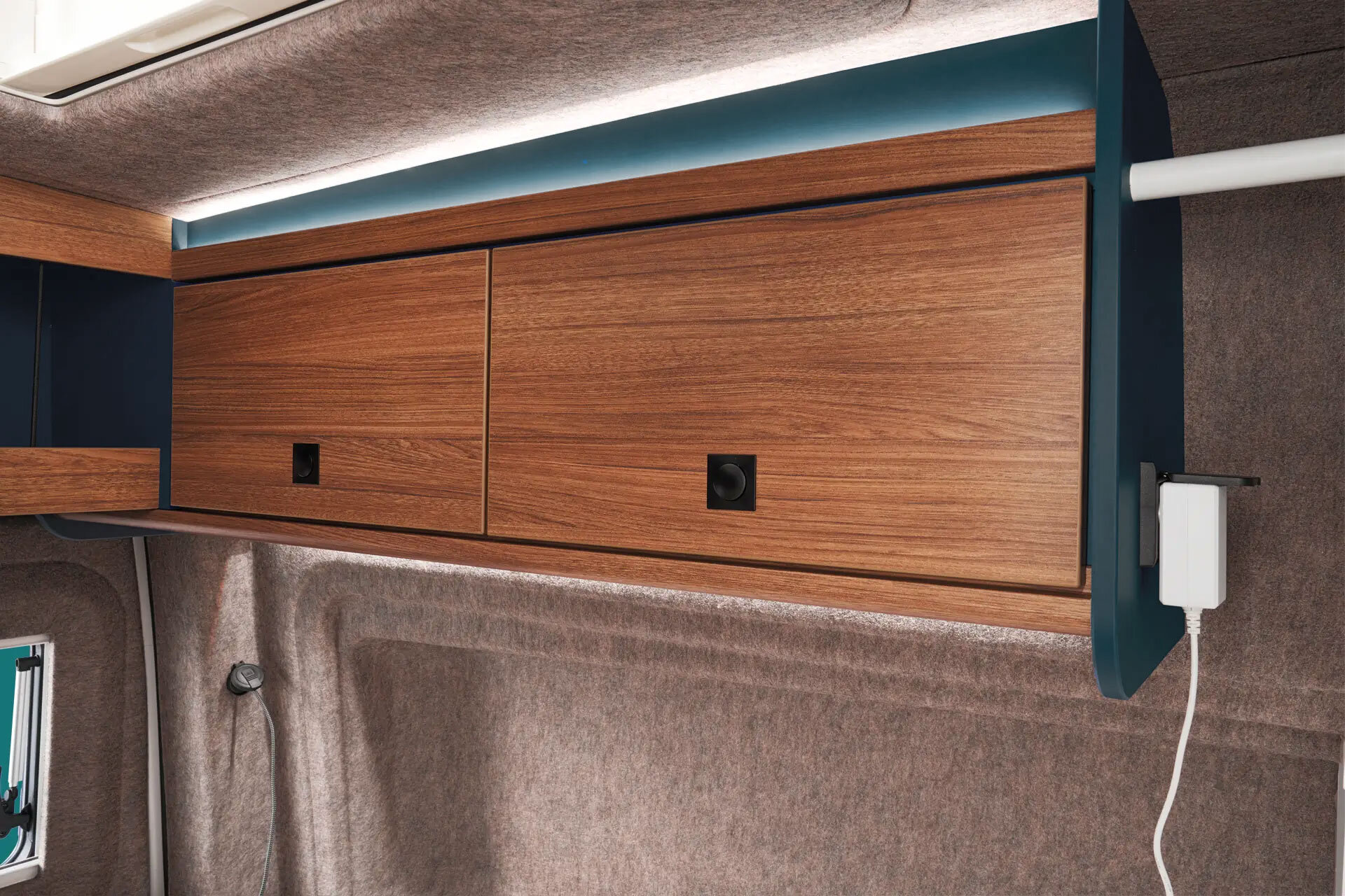 Practical storage compartments and integrated power outlets above the bed ensure order and comfort.