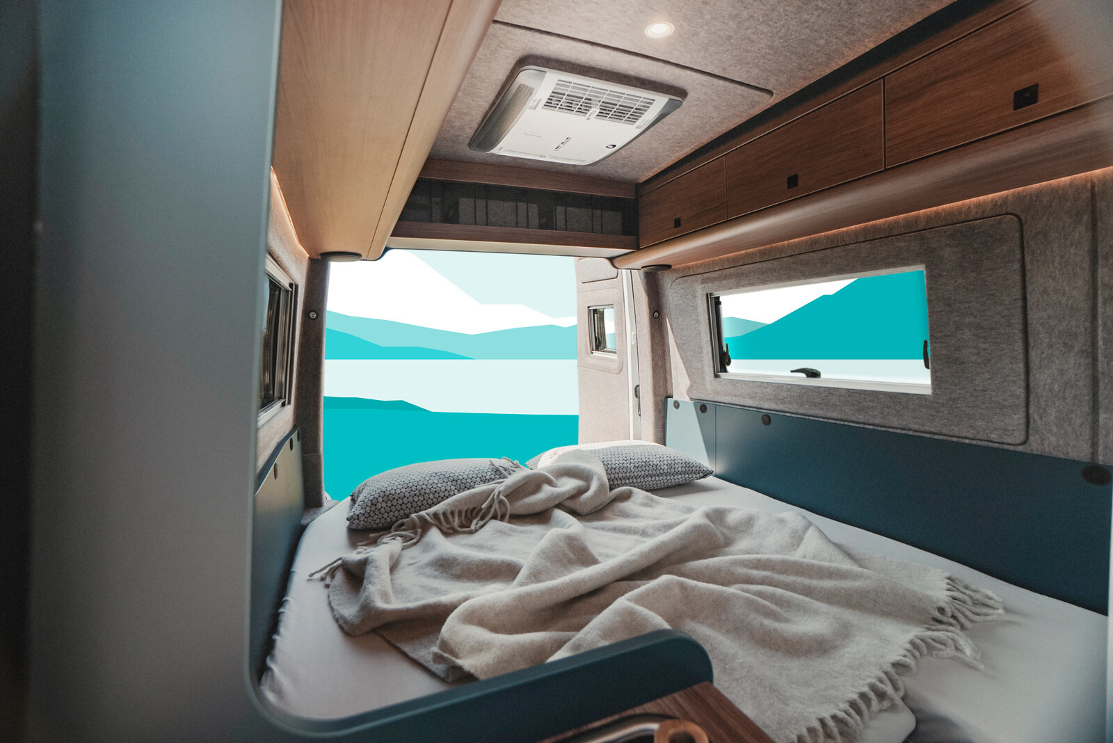 The longitudinal beds in the ERIBA Car 602 offer a high level of sleeping comfort for two people and easy access. For those who prefer a cosier feel, they can be converted into a large sleeping area.