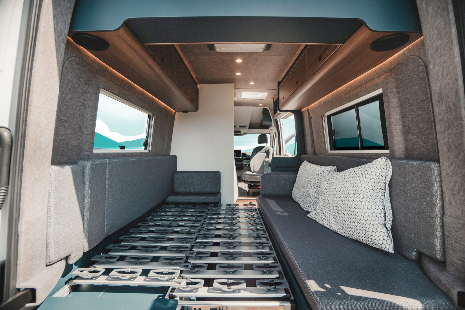 The integrated disc springs in the bed of the ERIBA Car 602 provide optimal support and a particularly comfortable lying experience.
