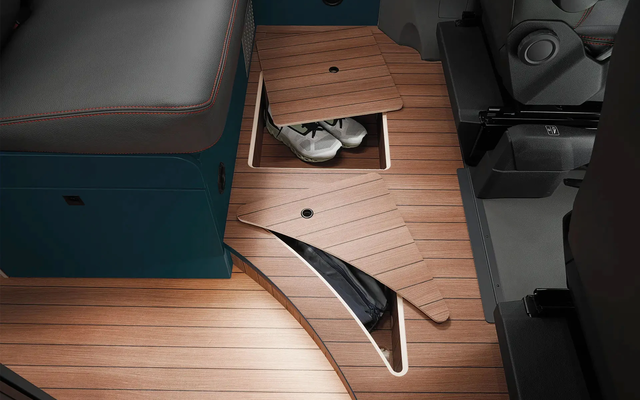 Practical floor compartments offer quick access to important items and make optimal use of the available space.
