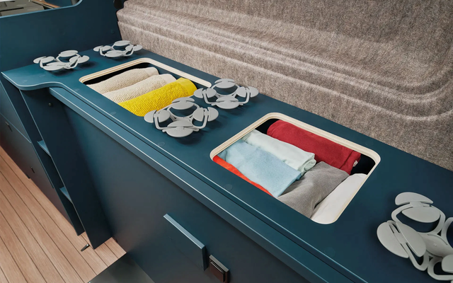 Storage compartments in the built-in units under the bed of the ERIBA Car 600 provide additional order and cleverly used storage space.