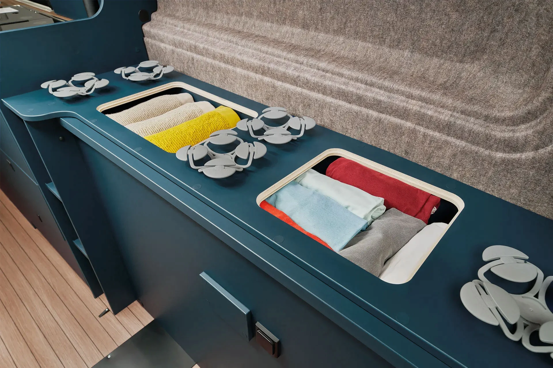 Storage compartments in the built-in units under the bed of the ERIBA Car 600 provide additional order and cleverly used storage space.