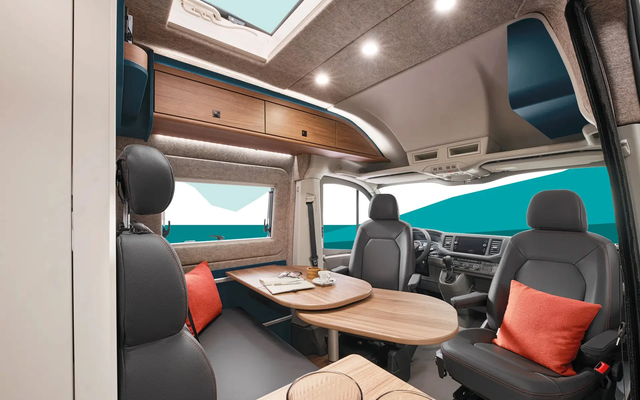 The swiveling table in the ERIBA Car 600 creates additional usable space – ideal for working, eating or relaxing.
