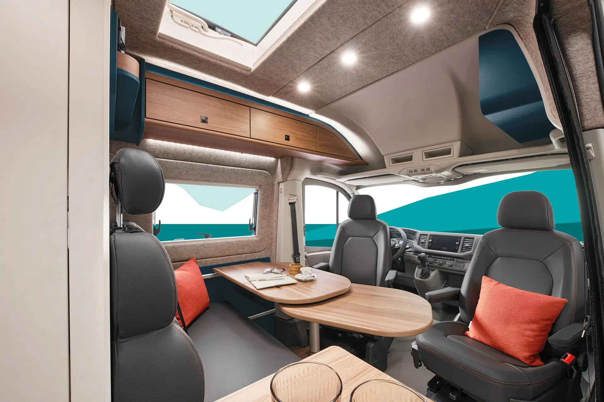 The swiveling table in the ERIBA Car 600 creates additional usable space – ideal for working, eating or relaxing.
