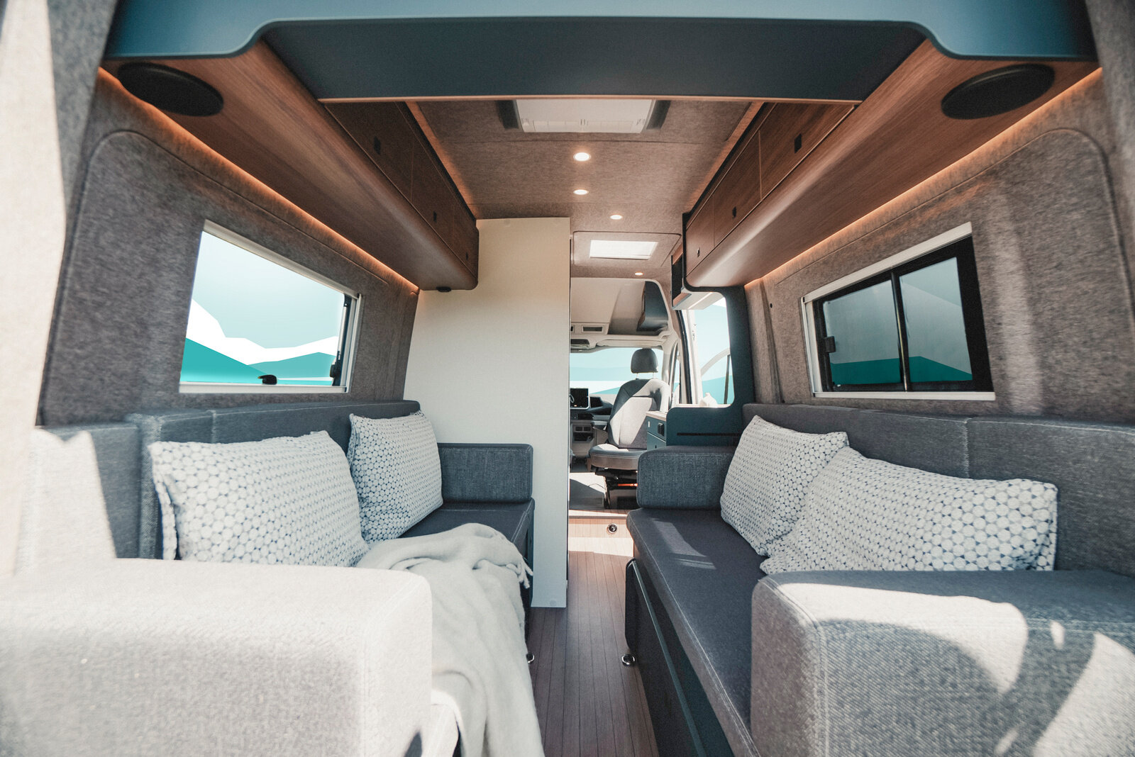The flexible rear seating area of ​​the ERIBA Car 602 can be converted into comfortable longitudinal beds in no time at all.