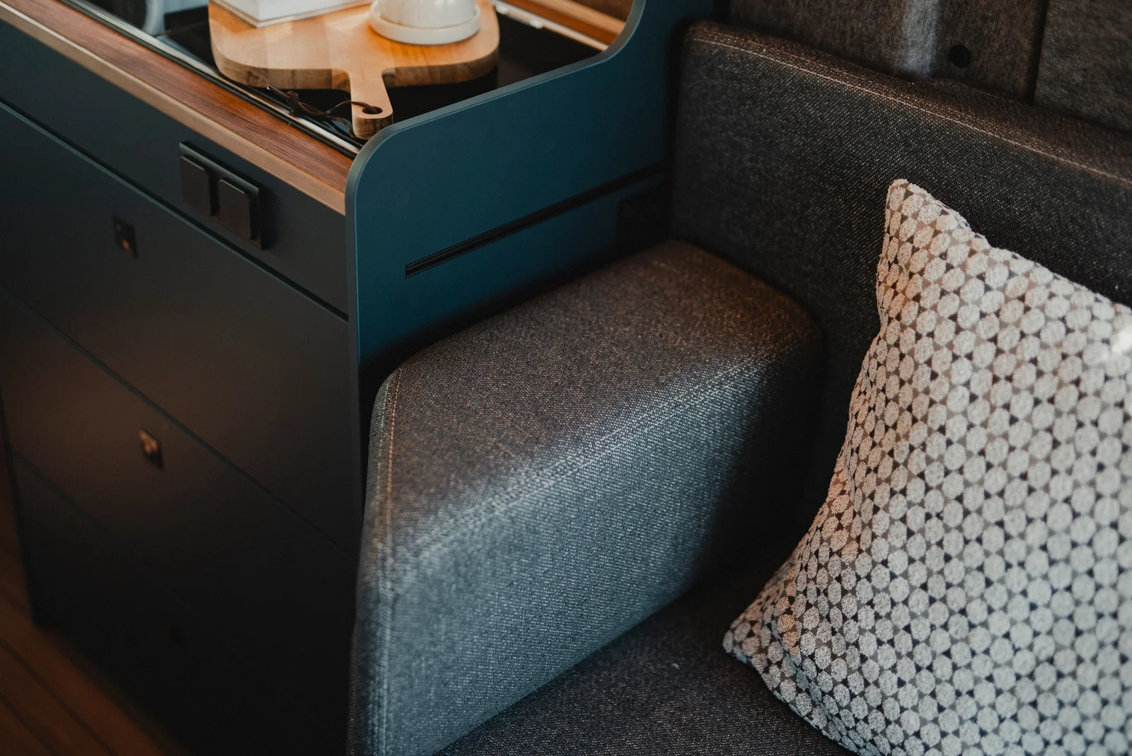 The Deep Ocean furniture decor combined with the Seattle Stone fabric world creates an elegant, tranquil living atmosphere in the ERIBA Car 602.