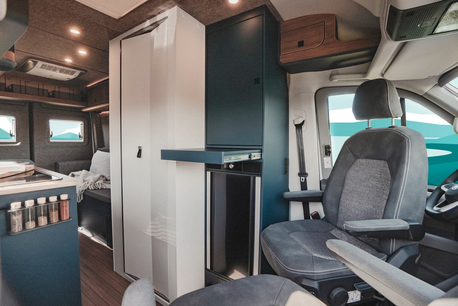 The extendable work surface in the ERIBA Car 602 offers practical expansion exactly when it is needed.